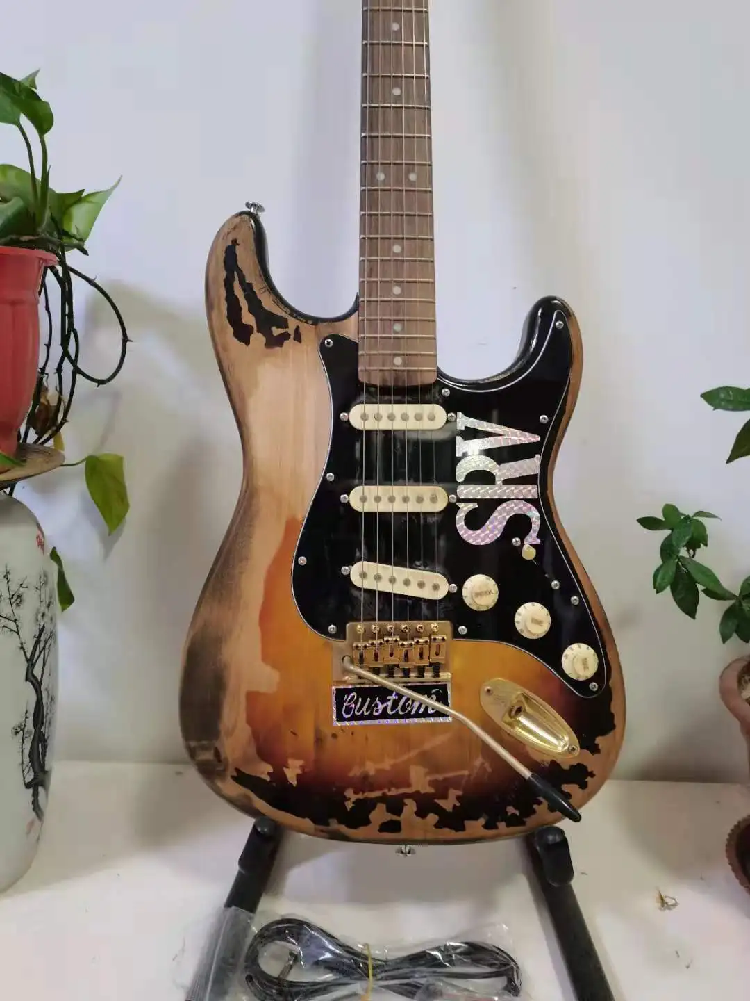 

、 Бесплатная доставка, 6-струнная электрическая гитара, фингерборд из палисандра, тело Альдера, золотые аксессуары