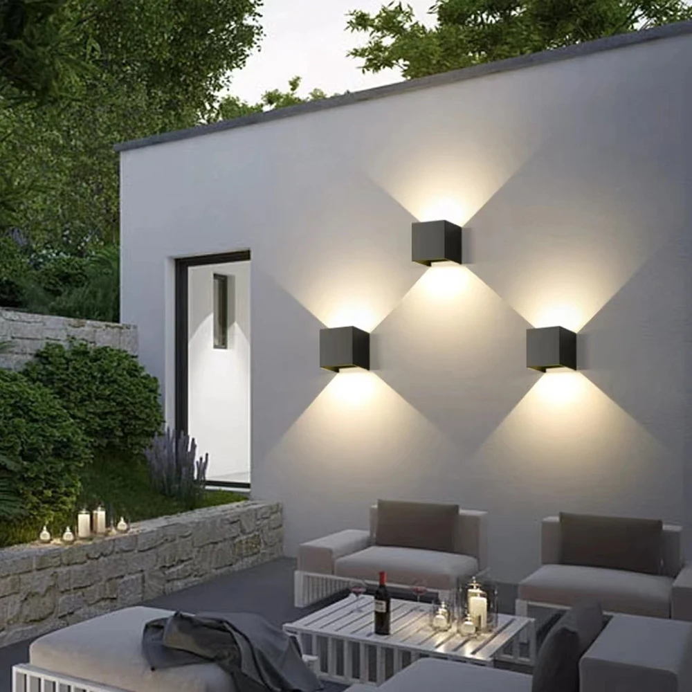 Outdoor wall lamp resistant to water made of aluminum