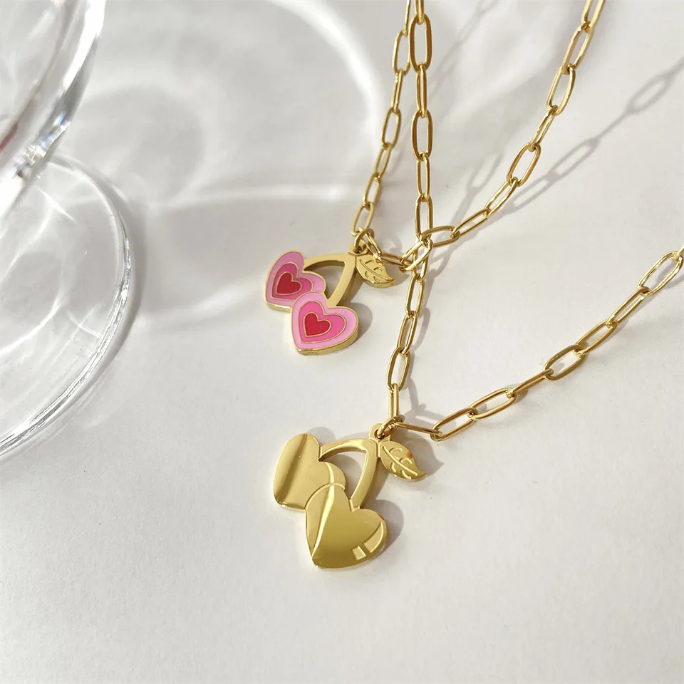 Collana con ciondolo in oro: ciondoli smaltati a forma di ciliegia, stivale, cuore e dado