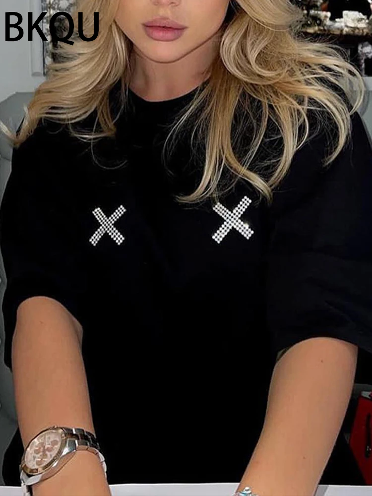 

BKQU женские футболки большого размера 2024 модные футболки с коротким рукавом и круглым вырезом С АСИММЕТРИЧНЫМ ПОДОЛОМ летние футболки с надписью