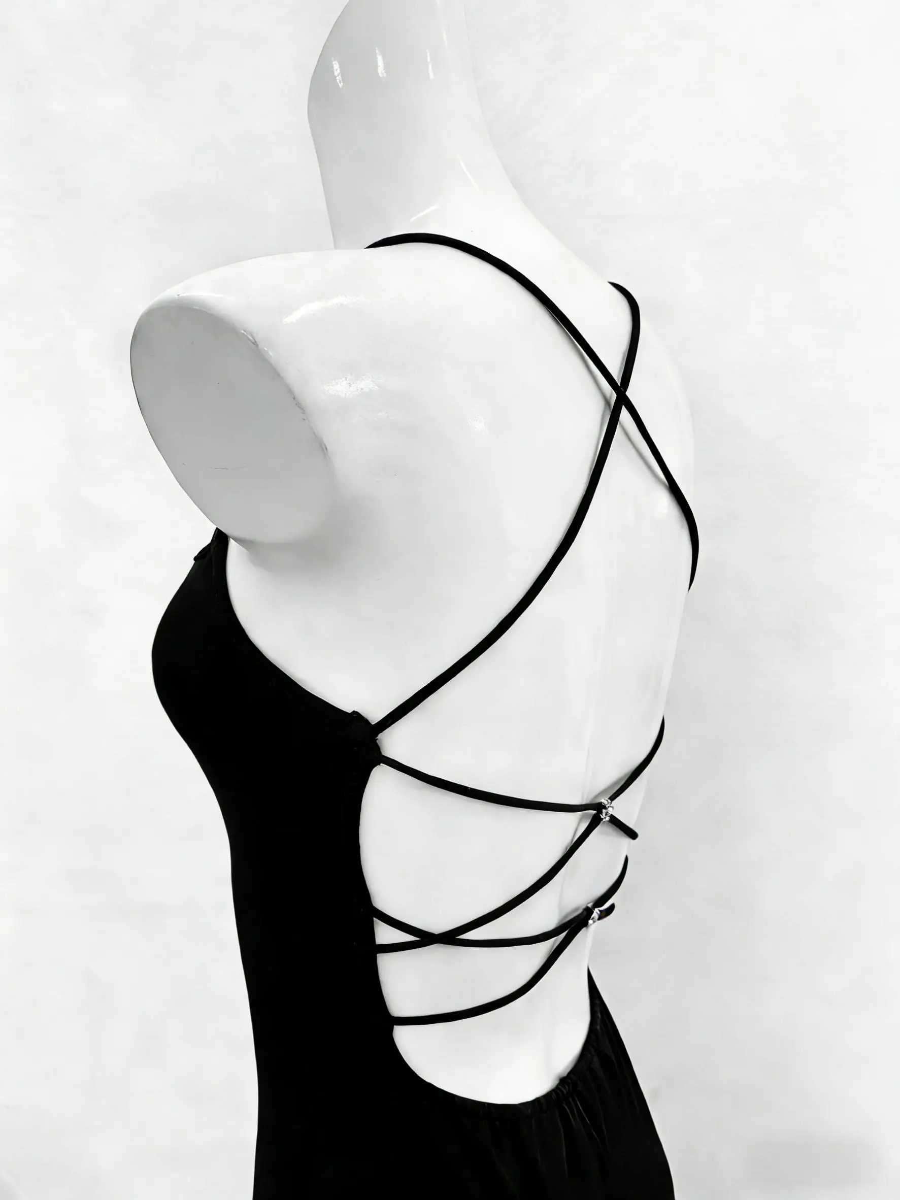 فستان صيفي نسائي من الساتان على الطراز الأوروبي والأمريكي بكتف واحد مثير بدون ظهر ضيق يلف الوركين للحفلات والنوادي