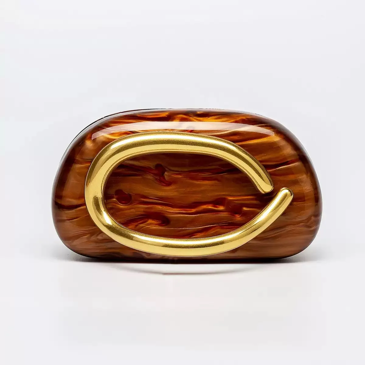 حقيبة صندوقية بتفاصيل معدنية، مصممة كحقيبة كتف كرو...