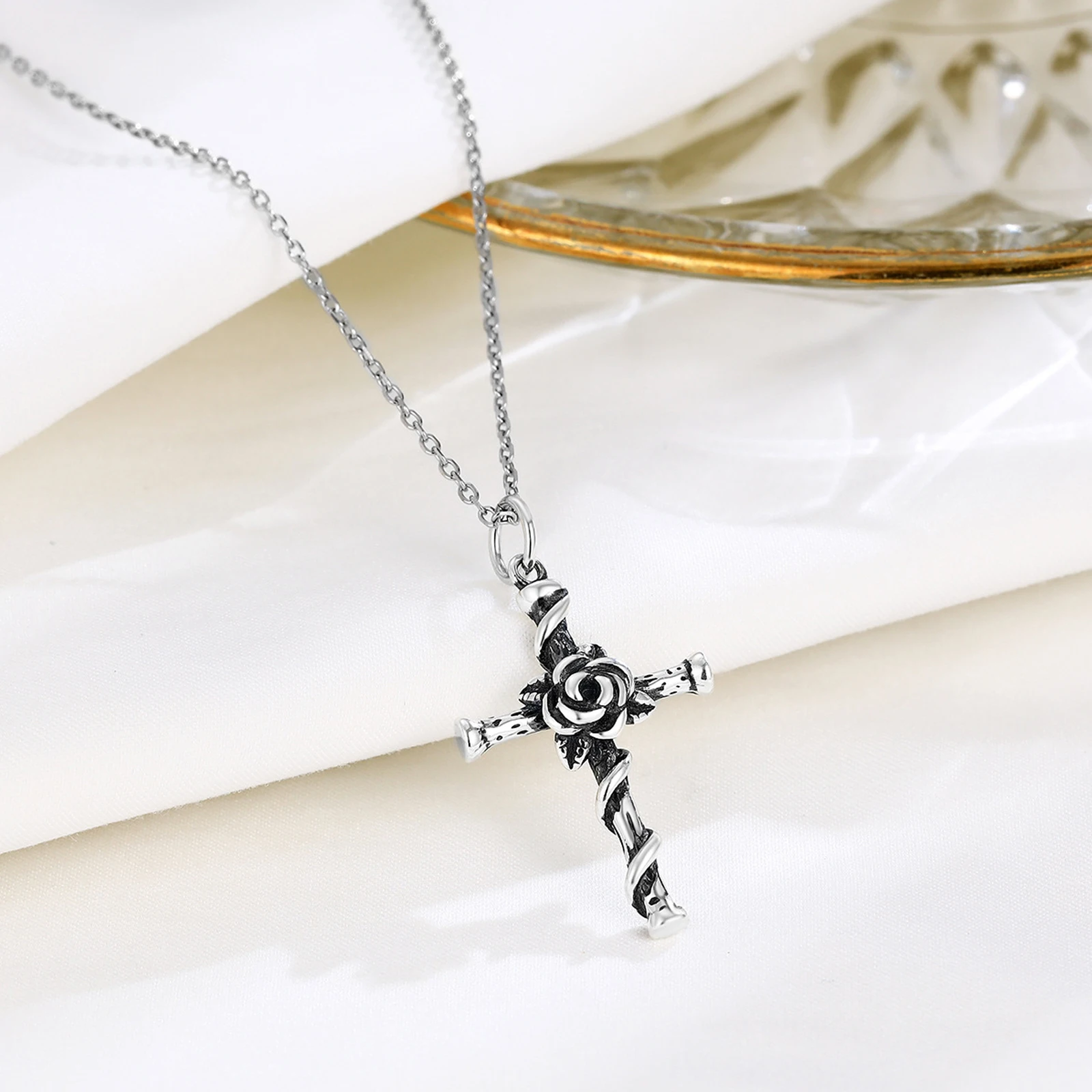 Niche temperament ladies 925 sterling silver retro rose cross pendant necklace versatile fresh clavicle chain