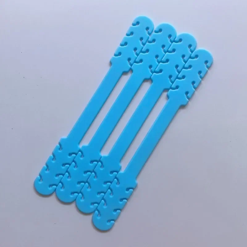 Personne portant un masque de protection respiratoire réutilisable, ajusté sur le visage.