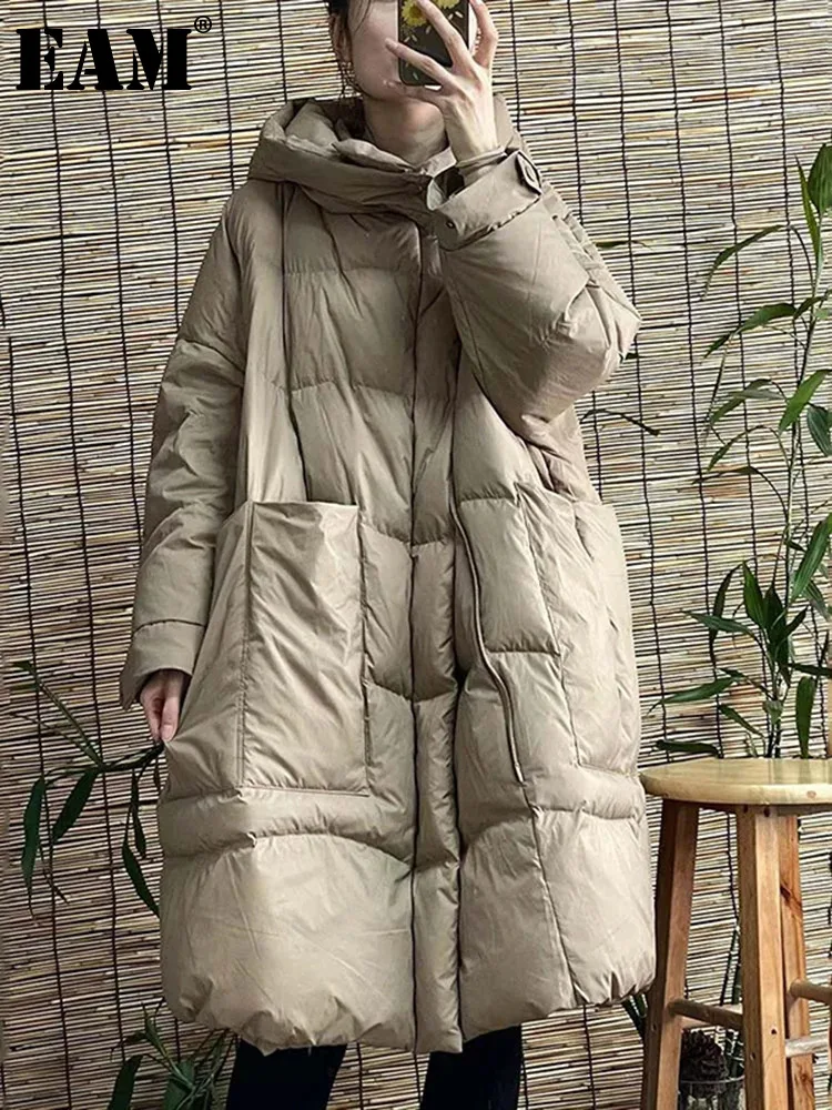 

[EAM] Loose Fit Khaki Pocket Big Size Down Jacket New Hooded Long Sleeve Warm Women Parkas Fashion Autumn Winter 2024 1DF1056
