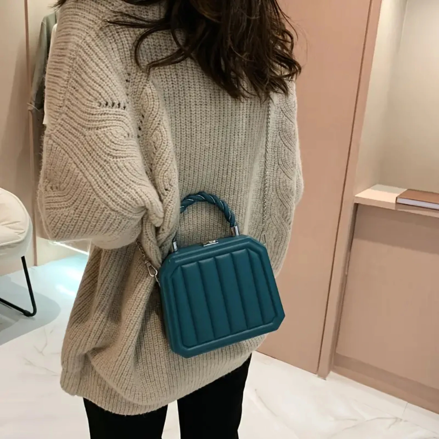 Fashionable Ladies' Trendy Solid Color Faux Leather Purse with Stylish Geometric Embossed Design and Chain Strap for Chic Look