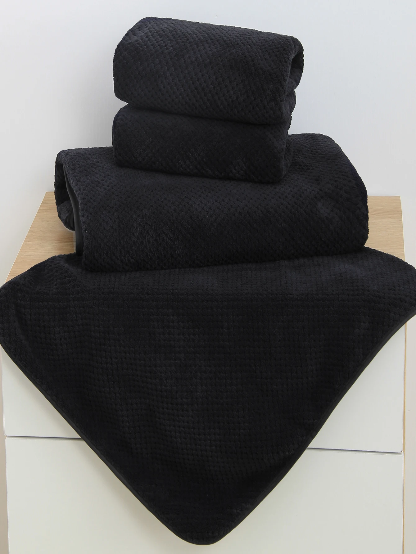 Description Picture 4 of item8-piece set [4 square towels + 2 towels + 2 bath towels] pure black coral velvet combination set, soft and comfortable, quick and easy to dry, can be used for hotels, beauty salons and other places