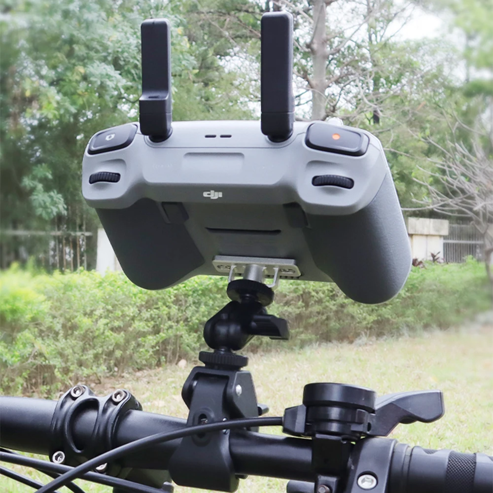 Vue rapprochée du support guidon DJI Air 3 RC 2 avec la télécommande enclenchée