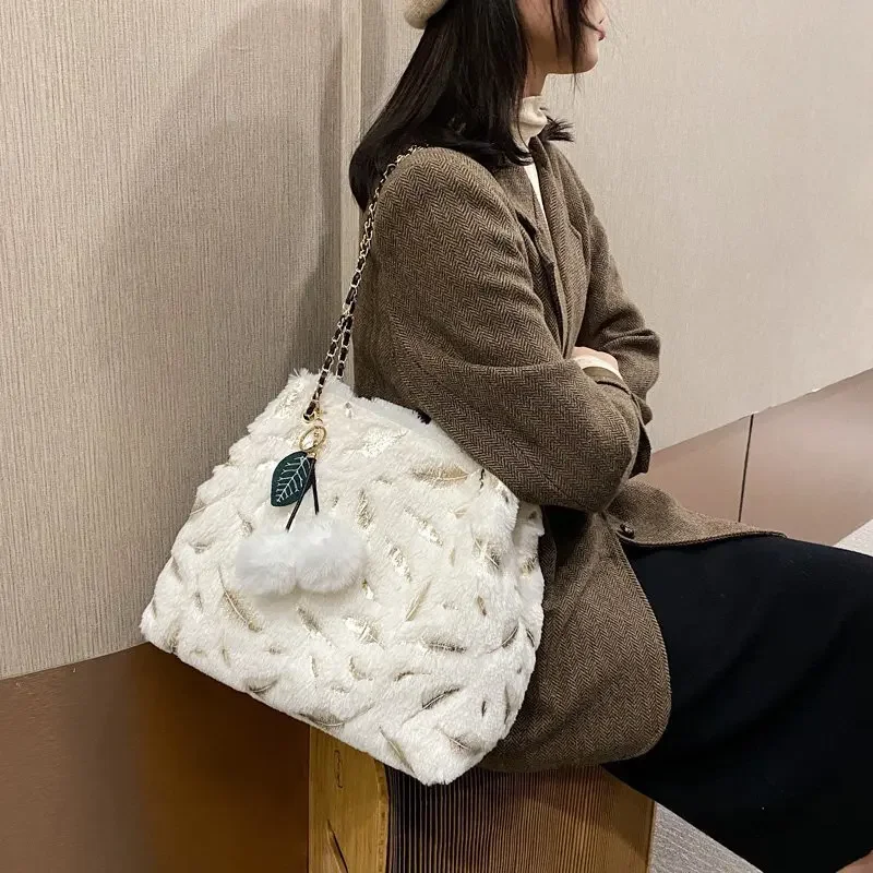 

2023 new handbag plush chain leisure soft one-shoulder underarm messenger bag hollow large capacity Mao Mao bag.