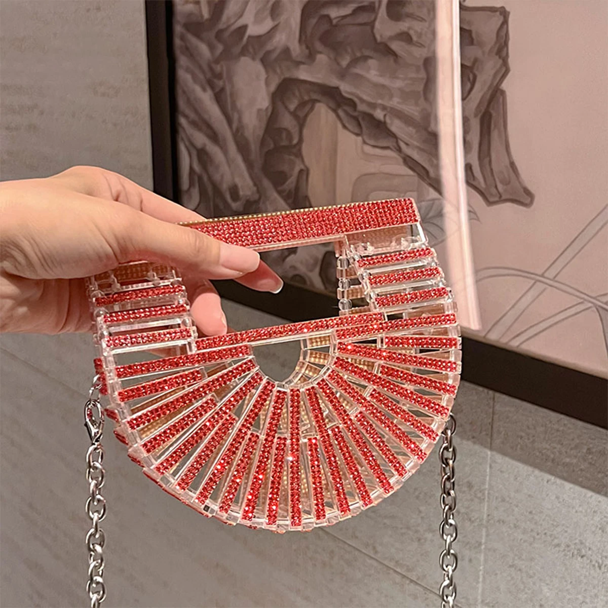 محفظة GAN JIOMAY، وهي محفظة بتصميم نصف قمر من حجر...