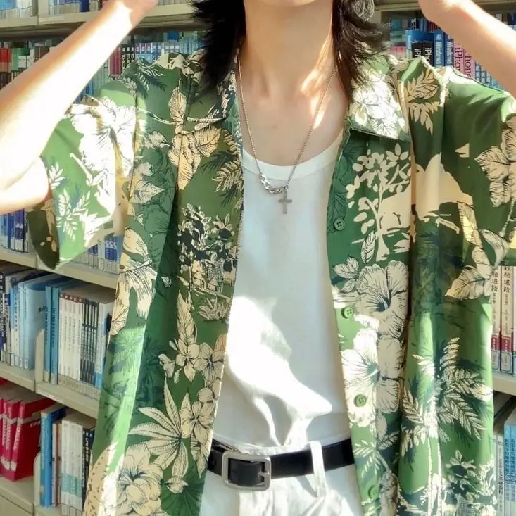

Гавайская зеленая рубашка в гонконгском ретро-стиле с цветочным рисунком, Женский Летний Тонкий нишевый высококлассный свободный универсальный топ с коротким рукавом, Y2k, топы