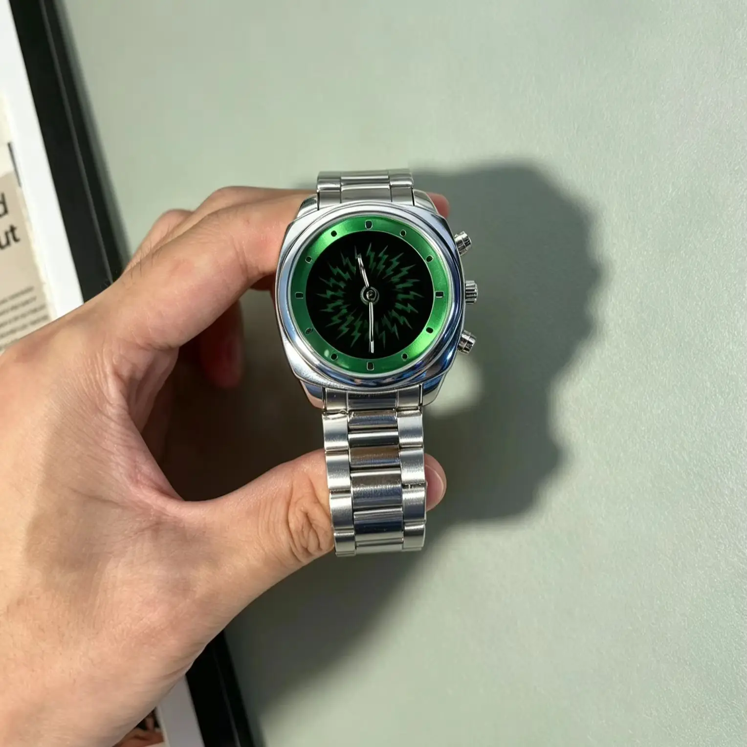 Dynamic Sparkling Fireworks Quartz Watch with Stainless Steel Strap - Available in Vibrant Colors