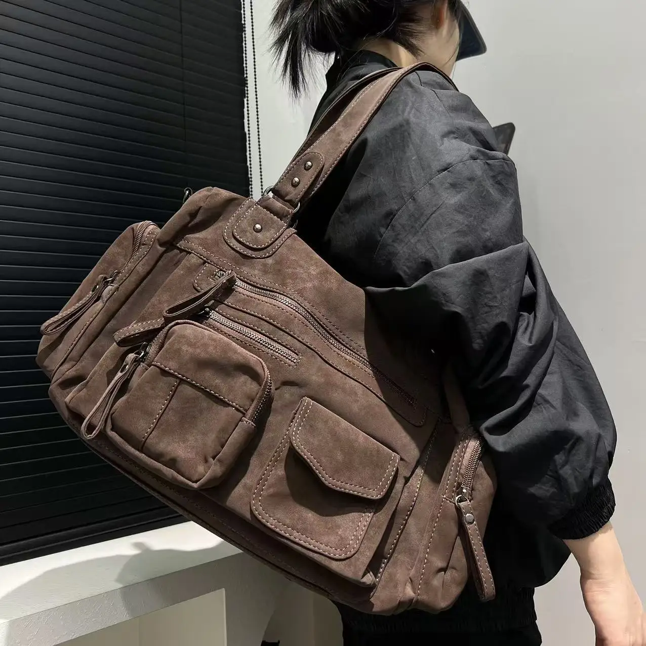 Damenmode Y2K Hot Girl Punk Motorradtasche Große Kapazität Multi Reißverschlusstasche Wildleder Einzelne Schulter Diagonal Cross Handtasche – Detail 21