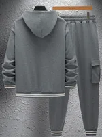 Nouvel ensemble décontracté pour homme, composé d'un sweat à capuche et d'un pantalon cargo. Poignets rayés pour un style streetwear sportif. 5