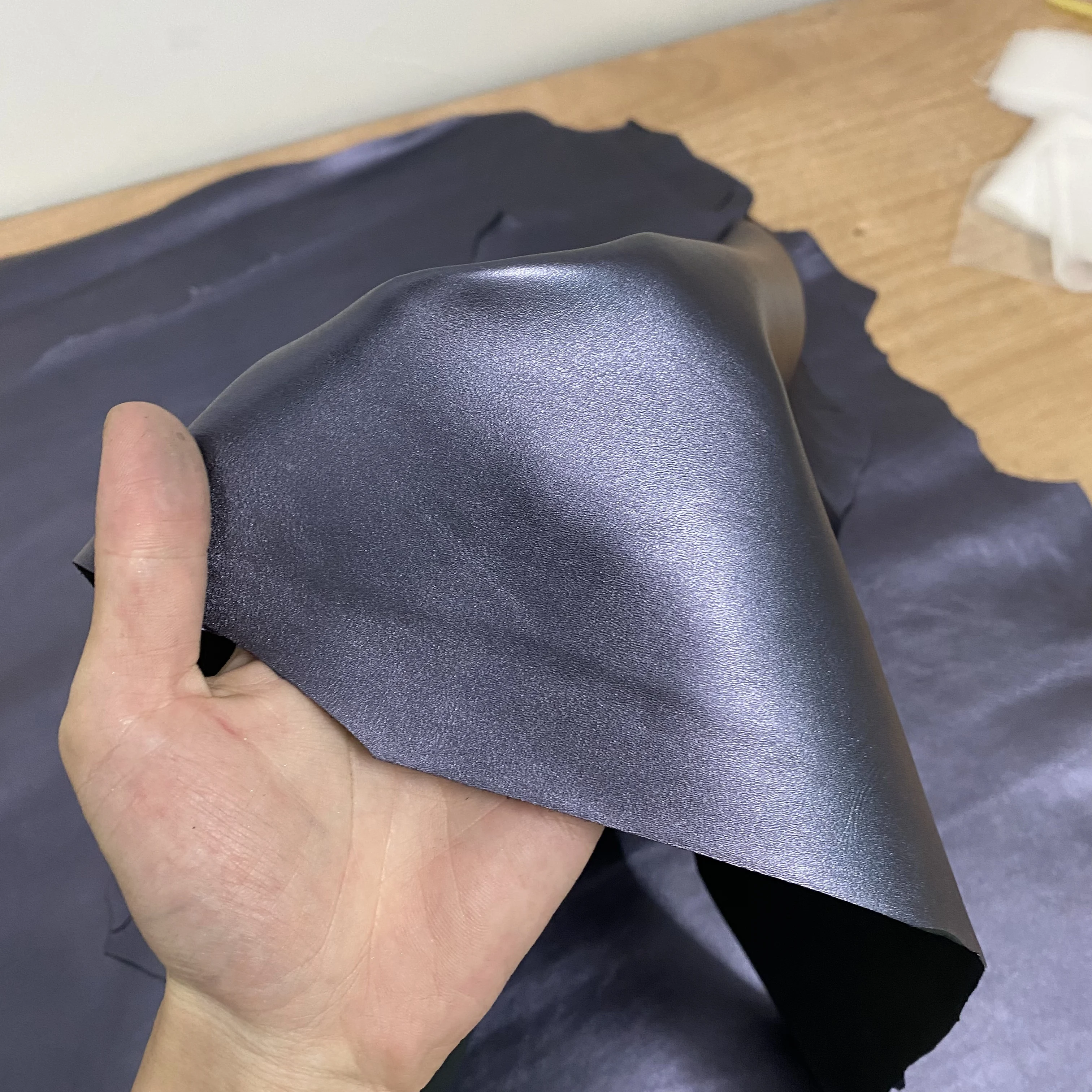 1개의 고품질 짙은 파란색 금박 첫 번째 레이어 양가죽, 촉감이 부드러움, 약 1.0mm 두께, DIY 공예에 적합
