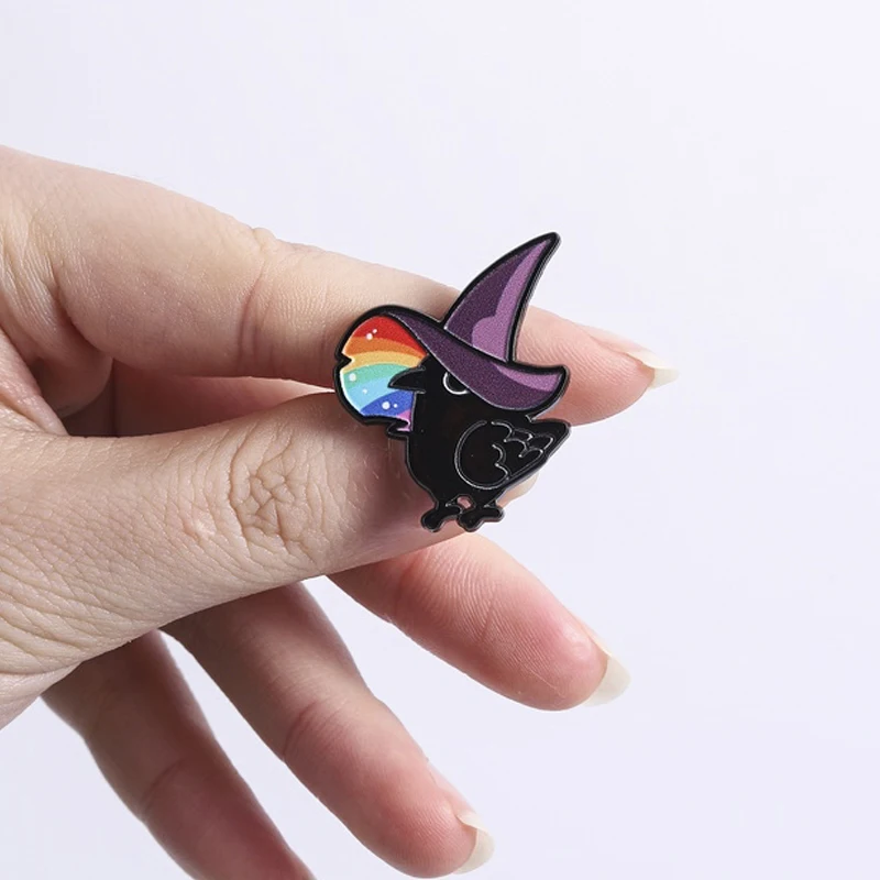 Magische Raben-Emaille-Pins, Regenbogen-Hexenhut & Schal, Metallbroschen, modische Anstecknadeln, Rucksack- und Kleidungs-Schmuck, Geschenk für Freunde – Detail 5