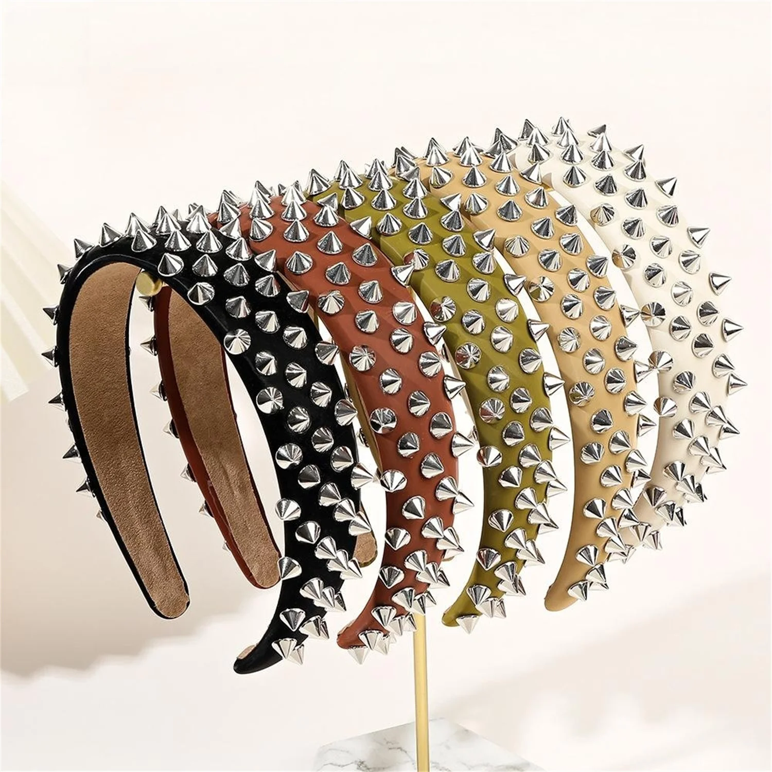 

Wholesale Luxury White Black Personality Headband New Baroque Fashion Rivet Exaggerated Hair Hoop Ladies Accessories Headdress