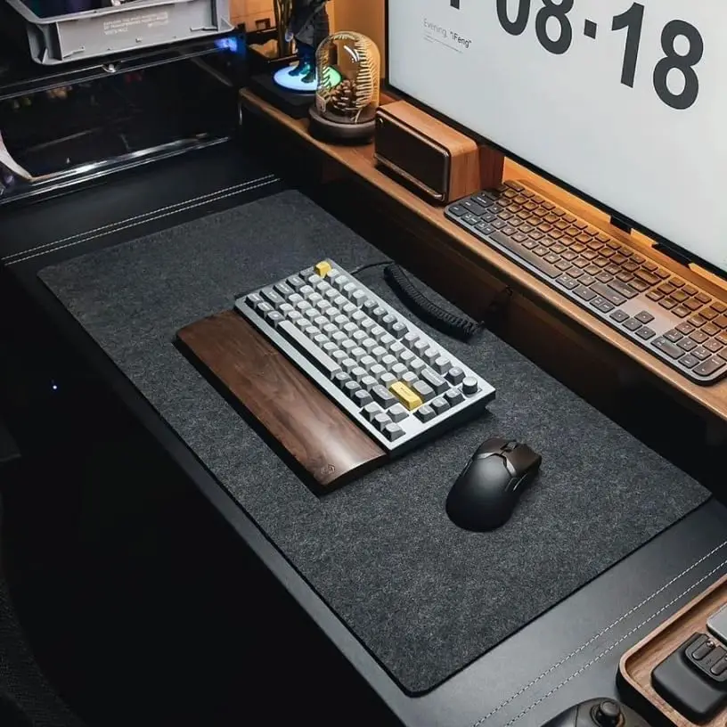 https://ae01.alicdn.com/kf/Sa509fcbf81f544af82e907c79eef9803A/Computer-Desk-Felt-Mat-Large-Size-Table-Keyboard-Big-Mouse-Pad-Non-slip-Keyboard-Mat-Laptop.jpg