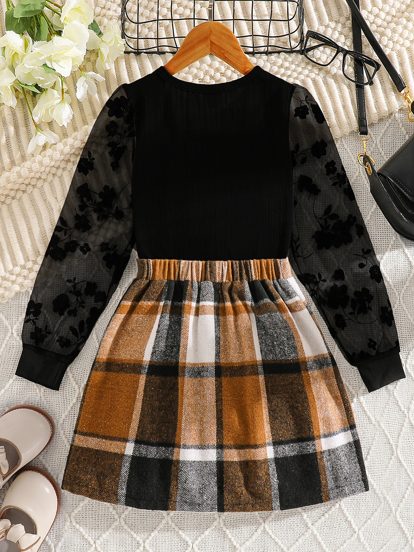 طقم بناتي أنيق - بلوزة سوداء وتنورة منقوشة