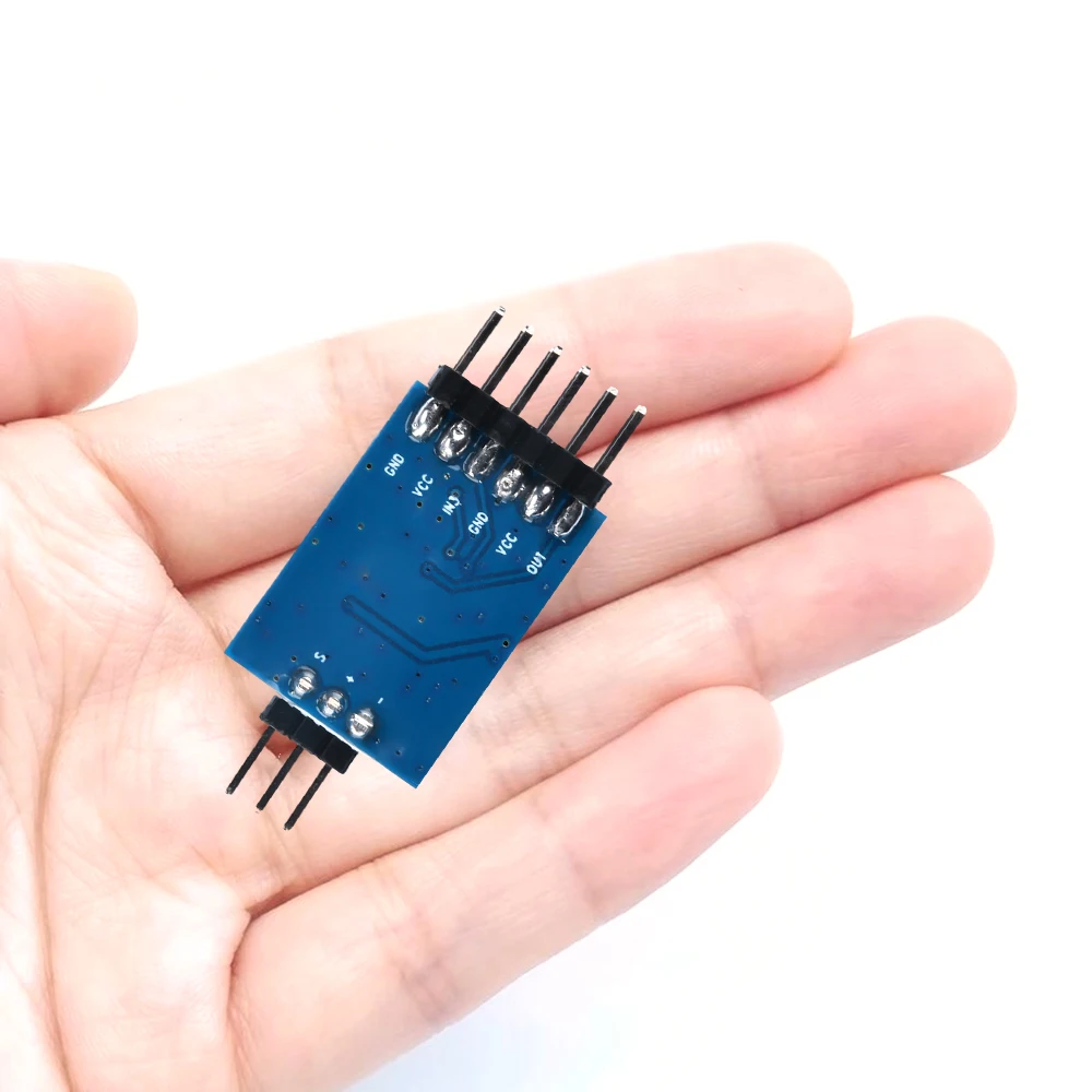 Module de commutation vidéo 3 entrées pour drone FPV installé sur un cadre de drone, câbles branchés