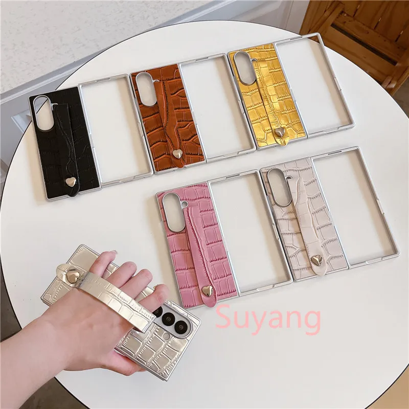 Capa de telemóvel em pele com bracelete coração samsung z fold_voghion.com