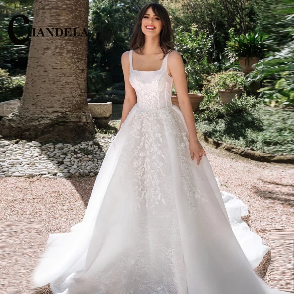 Sleek Sleeveless Collared Wedding Dress for Timeless Elegance
