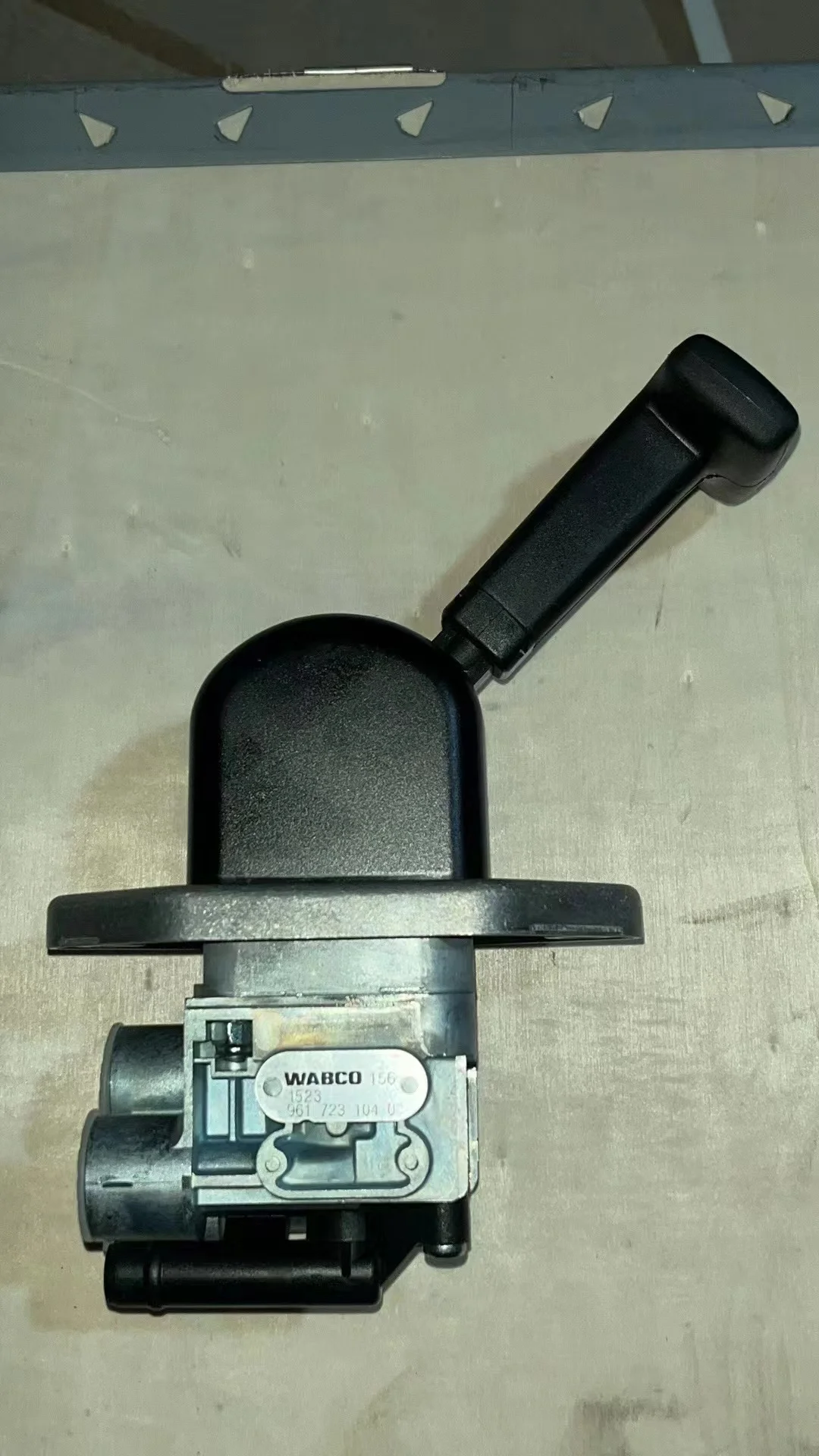 

9617231040 1518235 A0024307981 Hand Brake Valve KAMAZ 5490 54901 6580