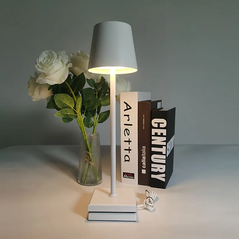 Nordic Indoor Outdoor Metal Lampada Da Tavolo Led Hotel Restaurant Lampe De Table Con Contatto Base Di Ricarica Bar Camera Da Letto Dell'Hotel