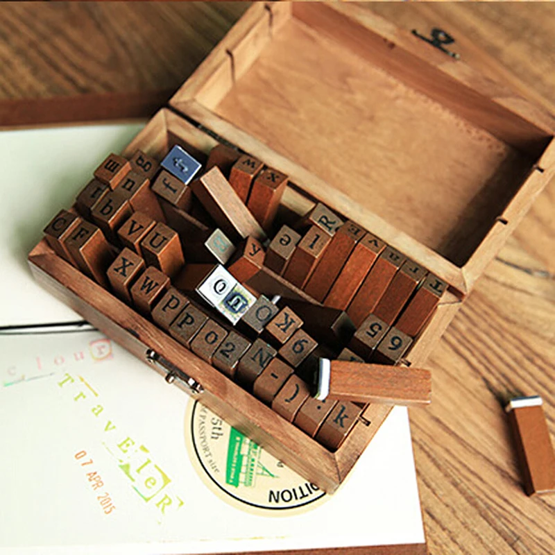 Ensemble de tampons en caoutchouc en bois bricolage avec boîte en bois, numéro de 9mm et ensemble de tampons en lettre majuscule (A-Z, a-z et 0-9, perforation) 70 pièces
