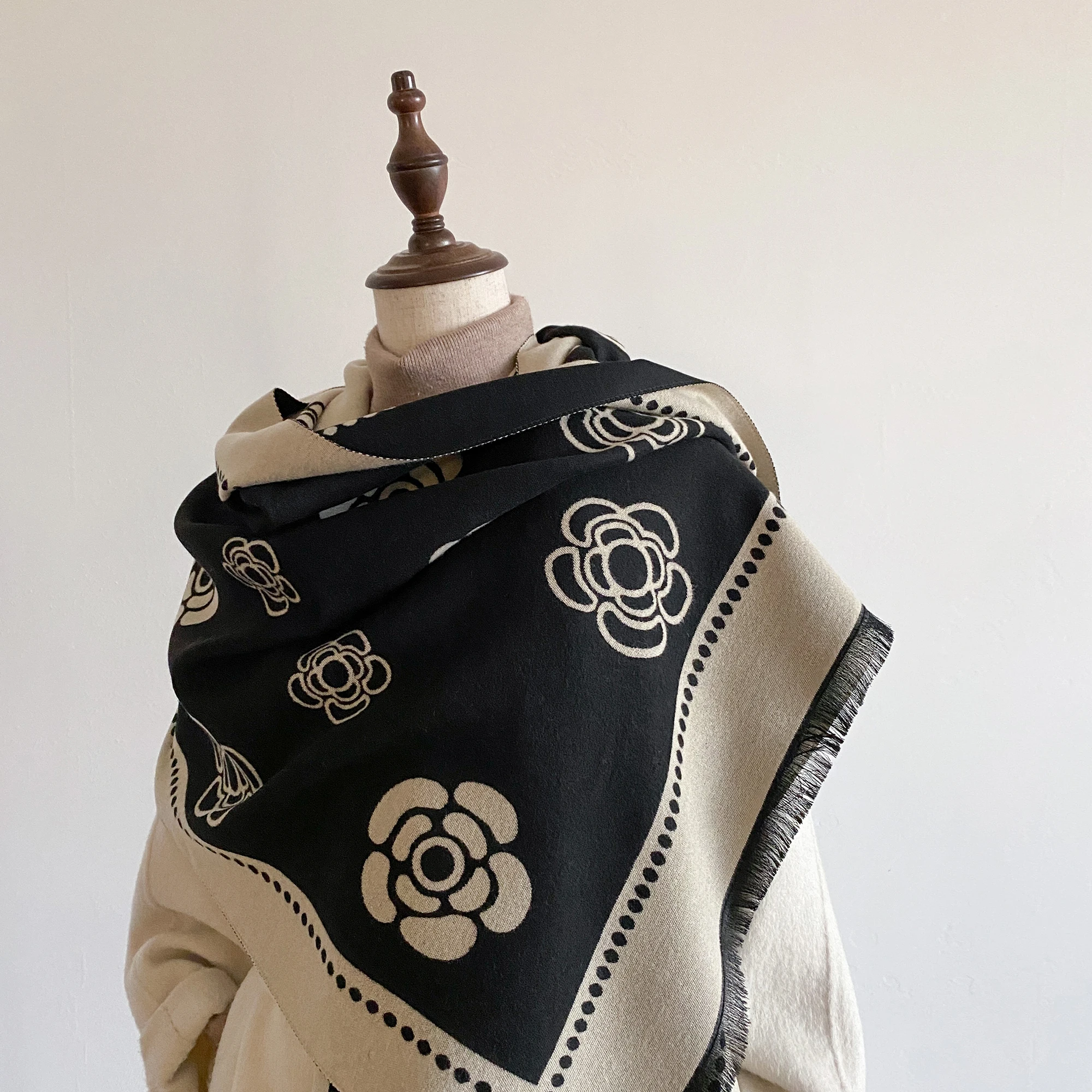 New Luxury Autumn winter New Camellia Imitation Cashmere Scarf Women Fashion Versatile Lady Girls Warm Cape Neck Ladies Scarves