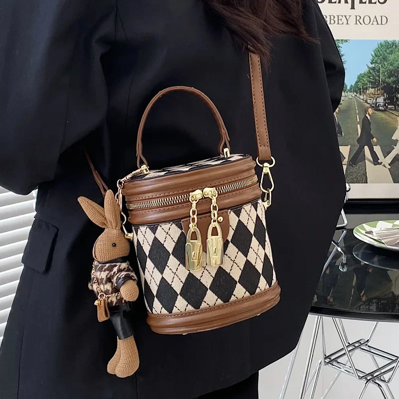 Popular Small for Women 2024 Spring New Fashion Special-Interest Messenger Texture Rhombus Portable Bucket Bag