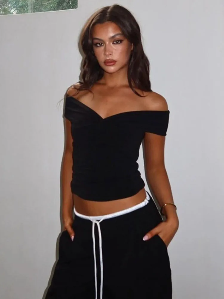 Camiseta con hombros descubiertos y fruncido para mujer, sexy, sin mangas, de color liso, ajustada, con cuello barco, estilo urbano