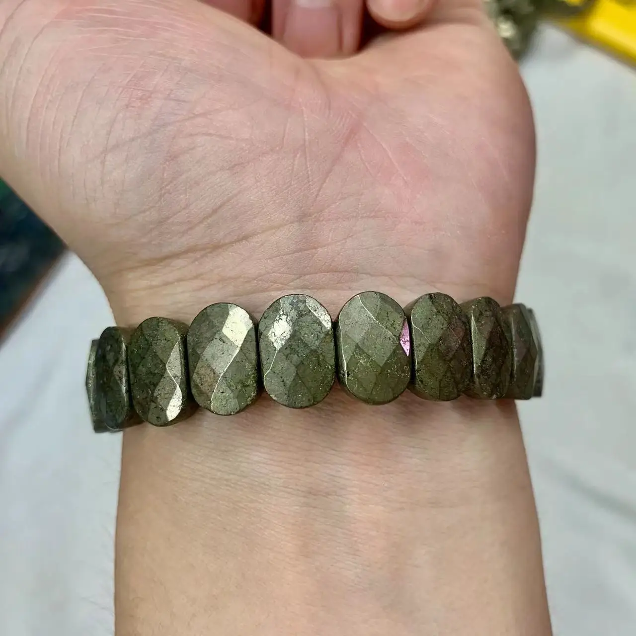 Bracciale Donna Con Pirite Naturale E Perline In Oro – Pietra Di Ferro, Bracciale Regolabile In Stile Cuff, Gioiello Energetico Portafortuna, Regalo Per Compleanno O Anniversario