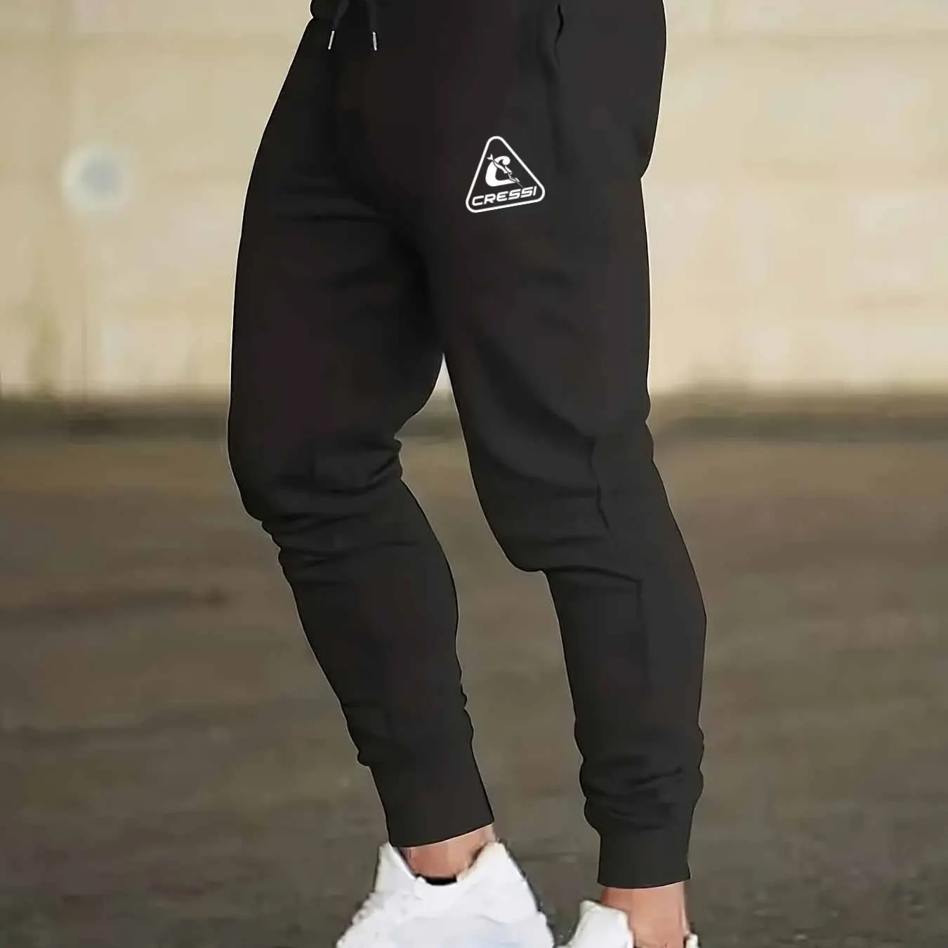 The men's casual wear has a slight stretch and is suitable for outdoor activities in spring and autumn.