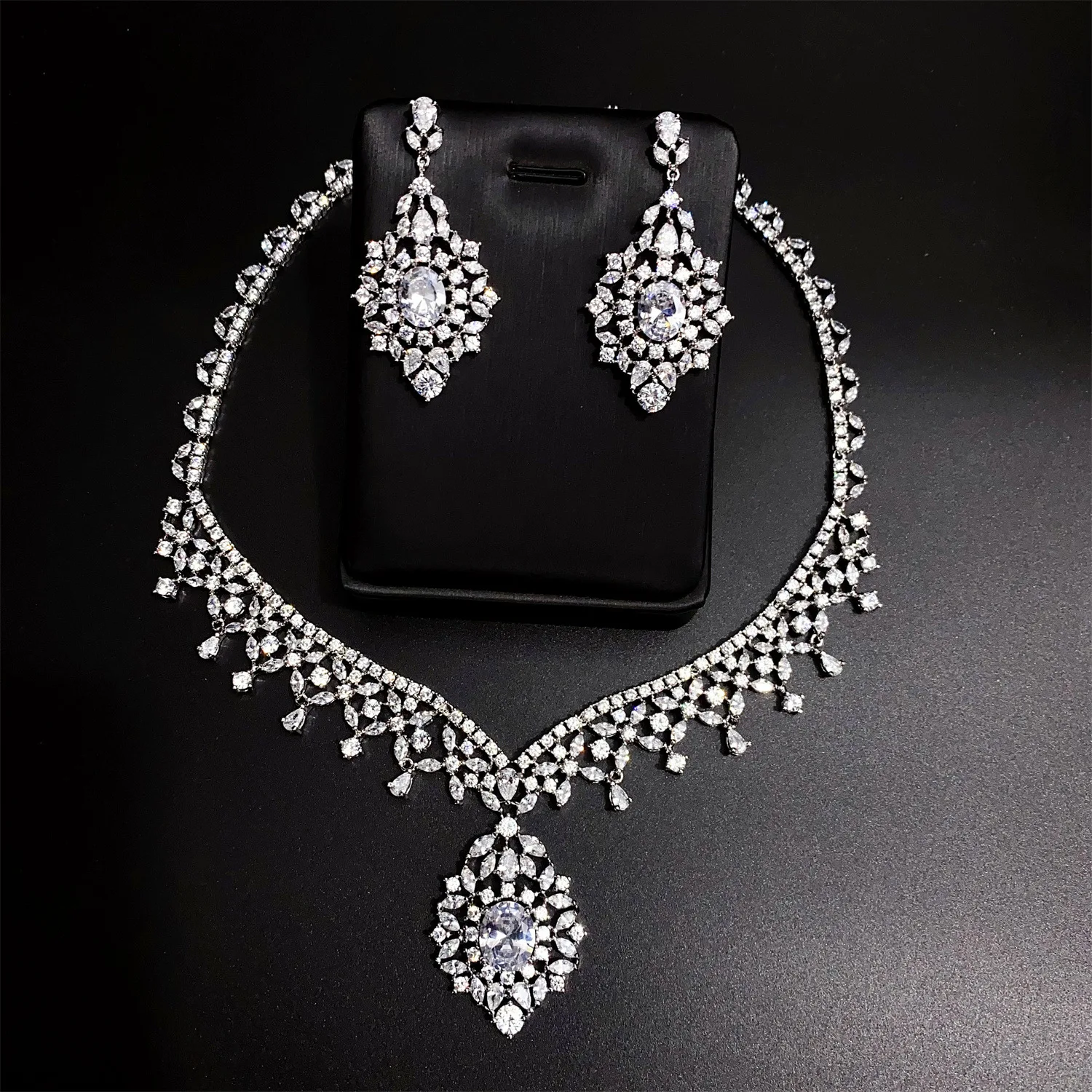

Роскошные комплекты серег и ожерелья Блестящие Свадебные Ювелирные наборы с кубическим цирконием класса ААА для невесты Модный элегантный подарок