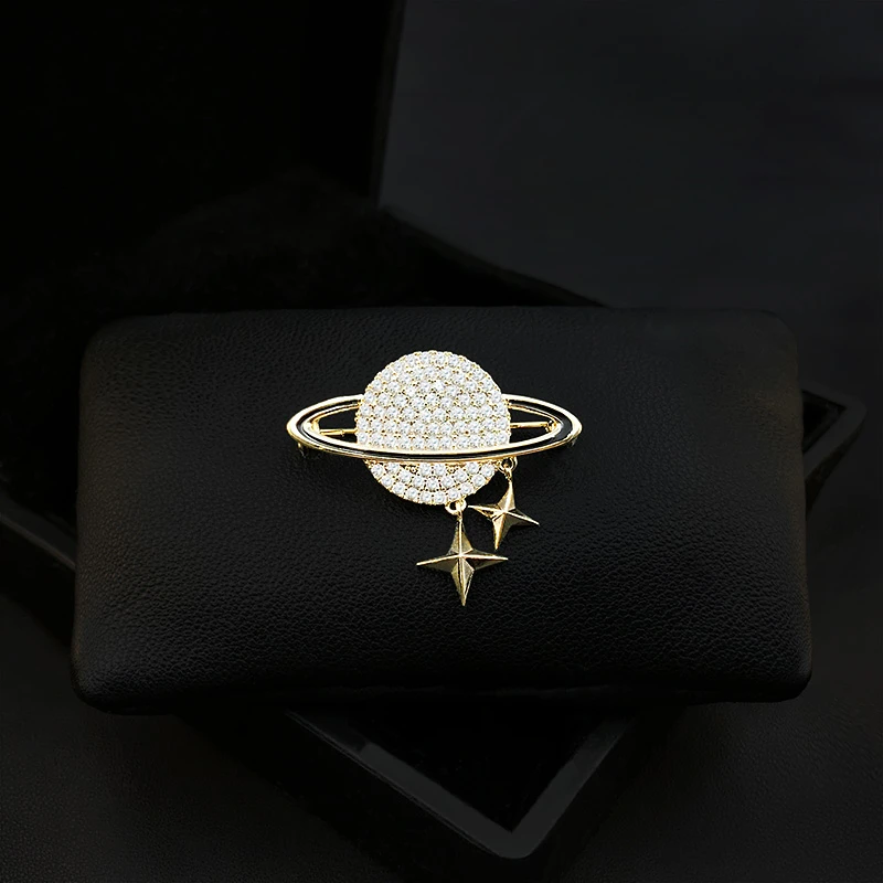 

Universe Series Luxury Planet Brooch Women Men Suit Accessories Cute Neckline Pin Fixed Clothes Decorative Corsage Jewelry 3630