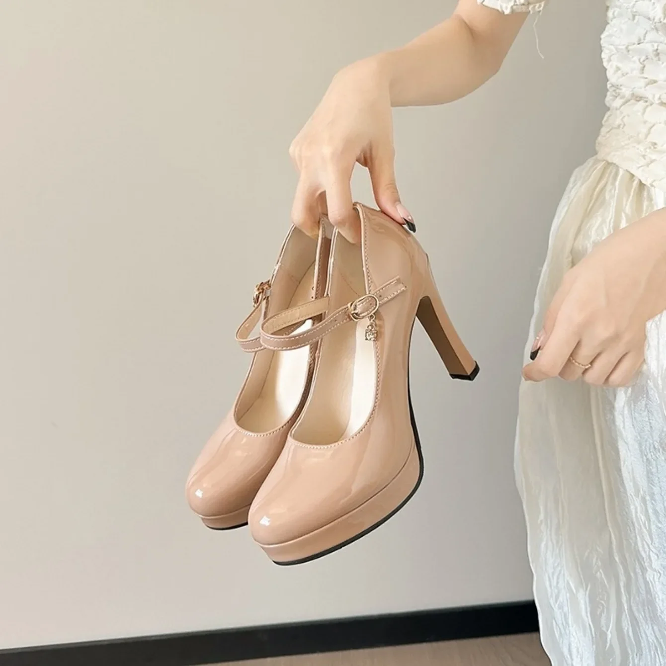 Elegante dames sandalen met hak en gesp voor de zomer_voghion.com
