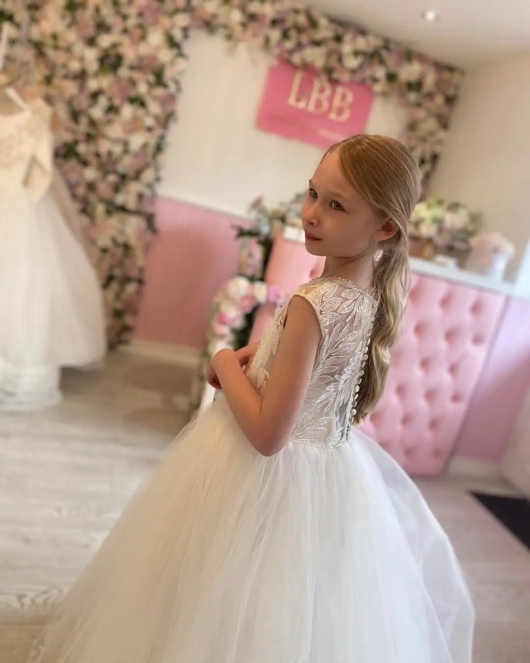 FATAPAESE 2022 Communion Party Flower Girl Dresses White A- line Gown Long Maxi Tutu Sleeveless Leafs Floral Appqulies Princess