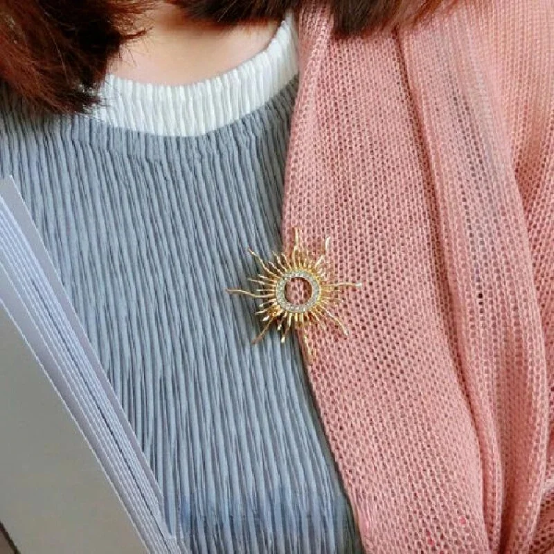 Broche Soleil Dorée Pour Femmes Et Hommes - Diamètre 5,7 Cm, Plaqué Or - Accessoire Revers, Chapeau, écharpe - Cadeau Anniversaire