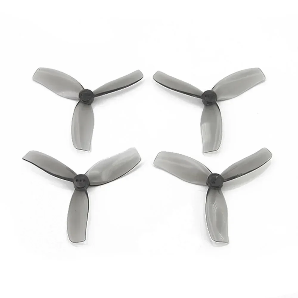 Hélices RC 3,5 pouces 3 pales CW CCW pour drone FPV - NEEBRC, gros plan sur le moyeu et les pales