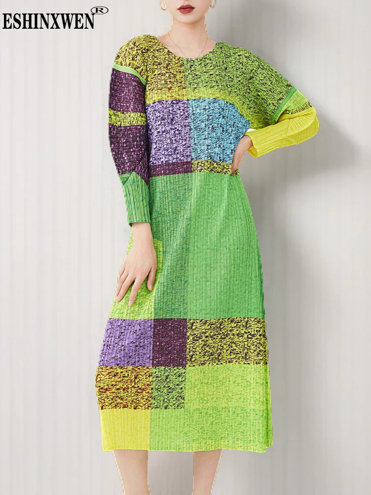 

Женское плиссированное платье с круглым вырезом и длинным рукавом