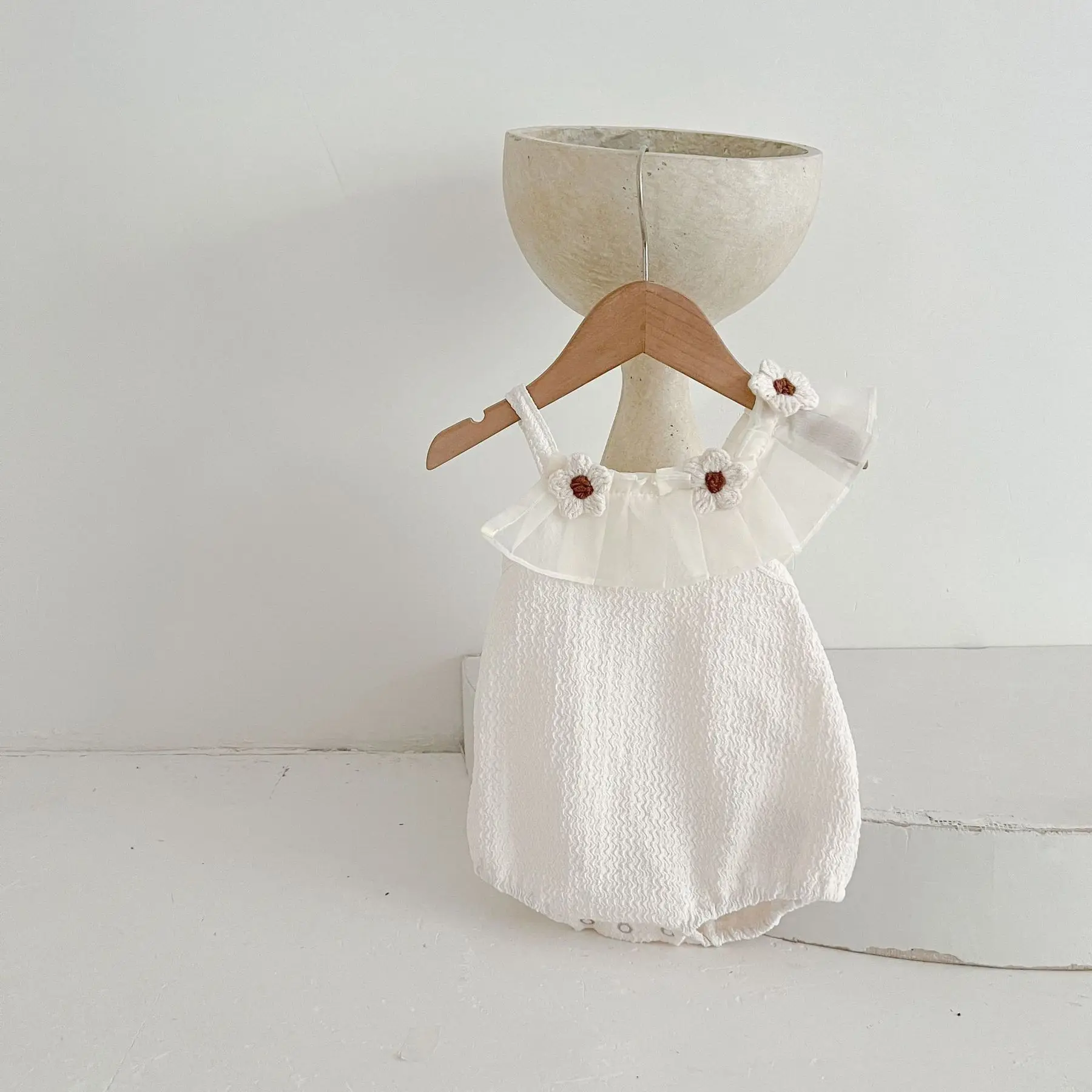 

Summer Cute Baby Romper Mesh Flower Decoration Sleeveless Sling Jumpsuit High Quality Fabric Baby White Sweet Flowers Rompers