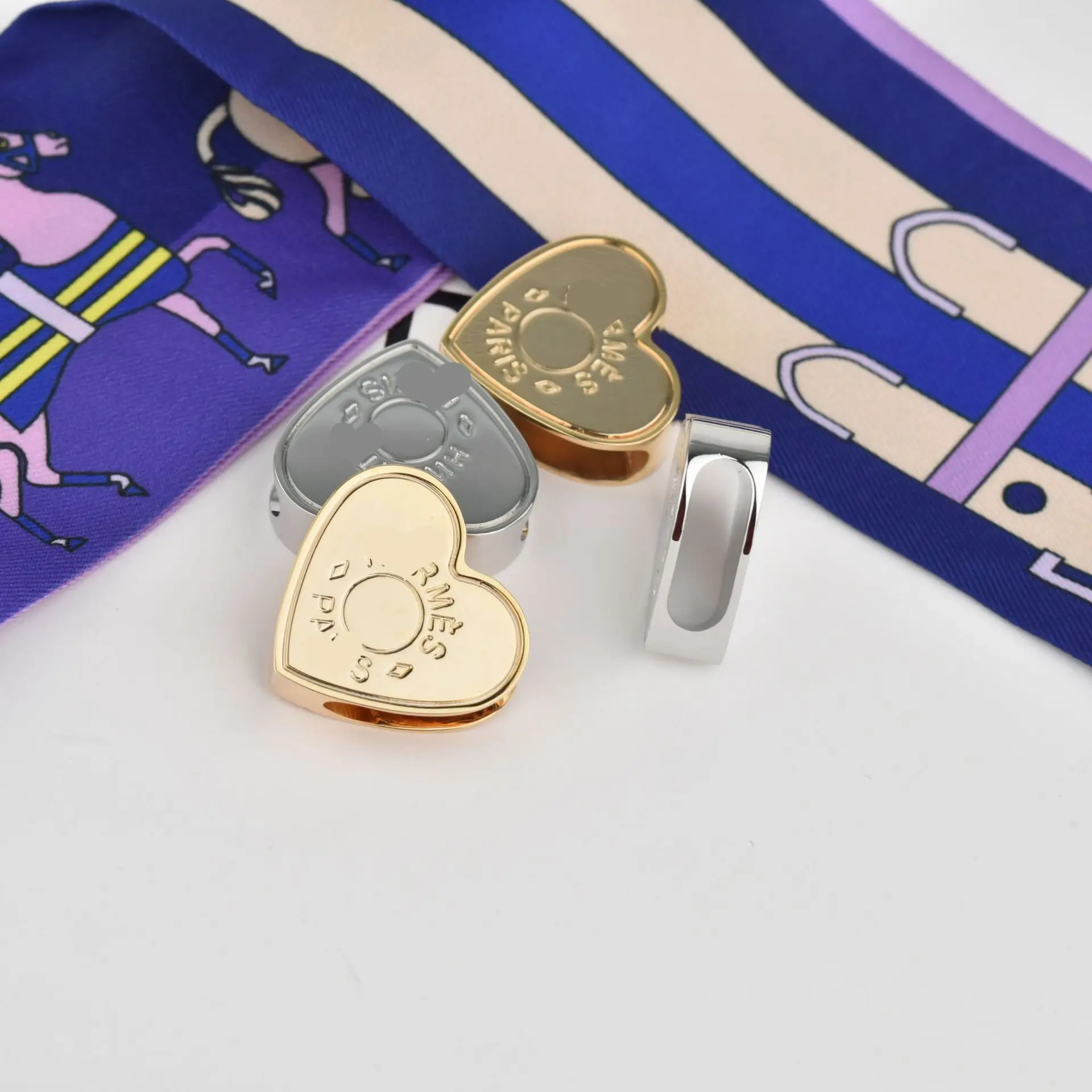 Рисунок 3 - Шарф-кольцо с подвеской