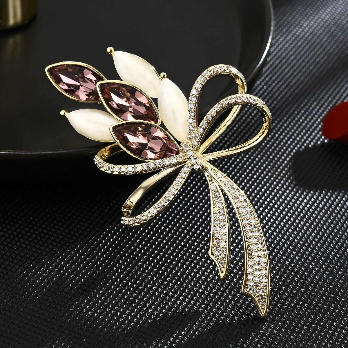 

Fashionable Temperament New Crystal Cat's Eye Bouquet Brooch Exquisite and Simple Plant Flower Coat Pin Decoration