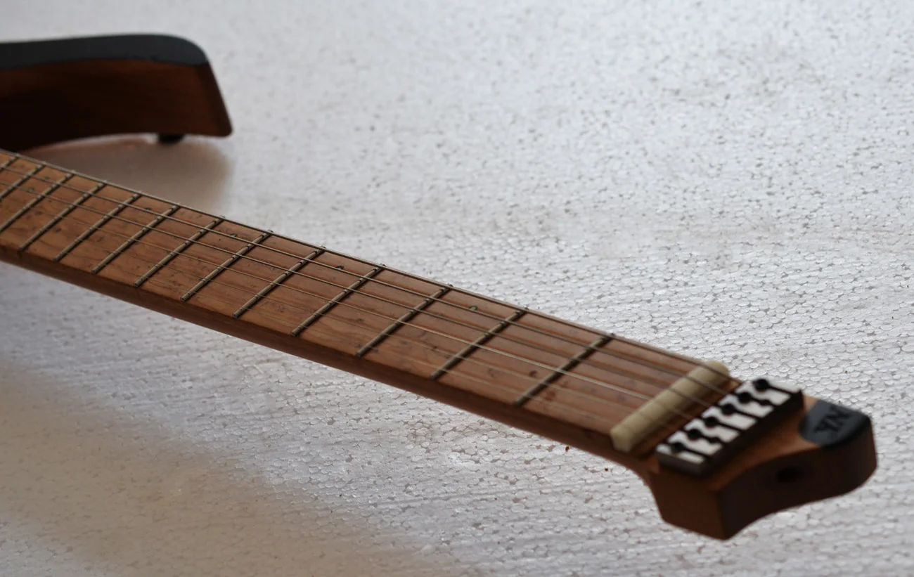 NKguitar ファンドフレット ヘッドレスギター