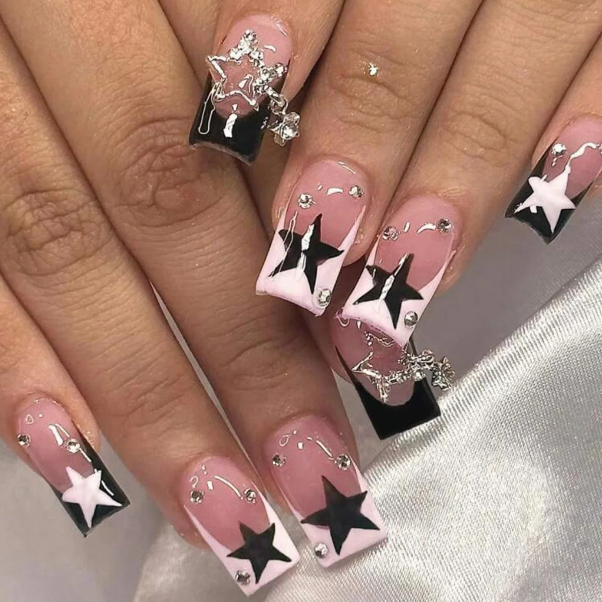 24Pcs French Pink Press on Nails Short Square Head Fake Nails Flower Rhinestone Design Wearable Finished False Nail Tips