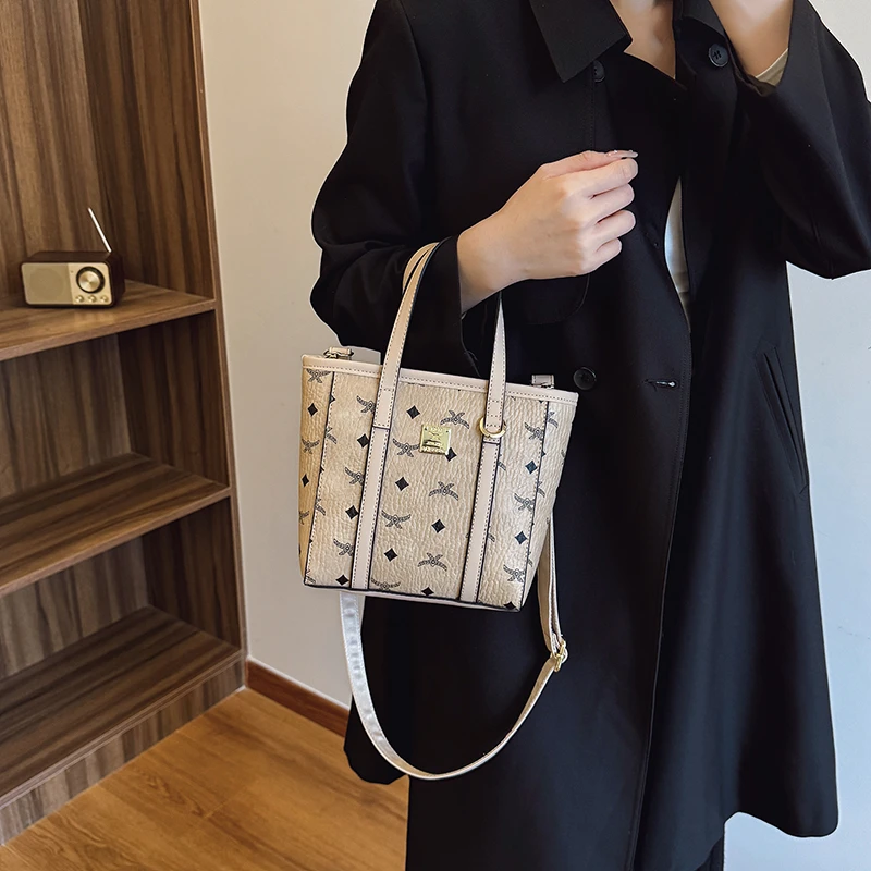 حقيبة كروس بسيطة مع حزام قابل للفصل، وهي محفظة متع...