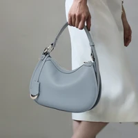 Sac à bandoulière en cuir de vachette première couche, nouveau design de niche 2026, minimaliste, bleu, en cuir souple, sacoche de selle tendance 1