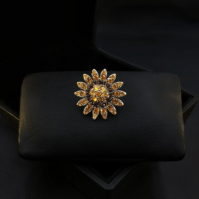 Retro Rhinestone Sunflower Brooch Exquisite Dark Flash Corsage Suit Flower Pin Clothes Accessories Women Men Jewelry Party Gifts