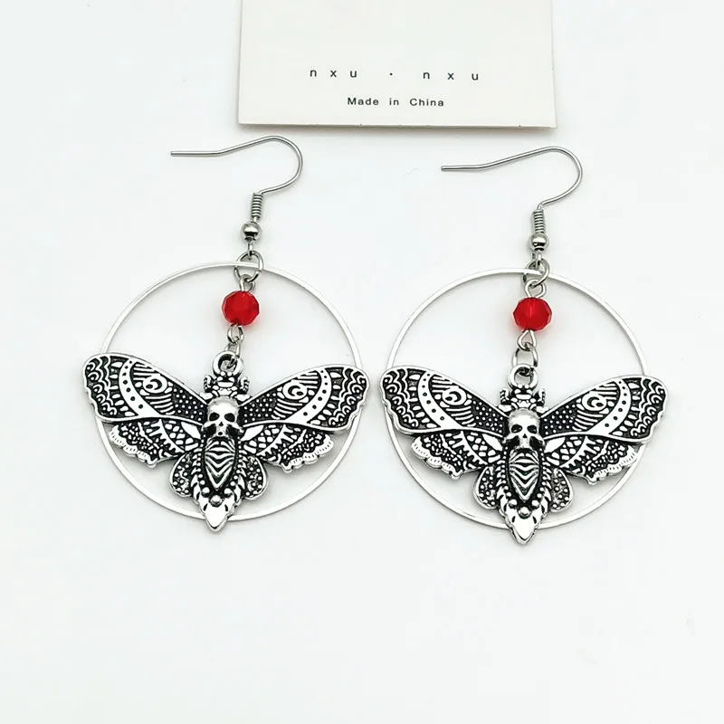 Brinco gótico mariposa de caveira - imagem 2